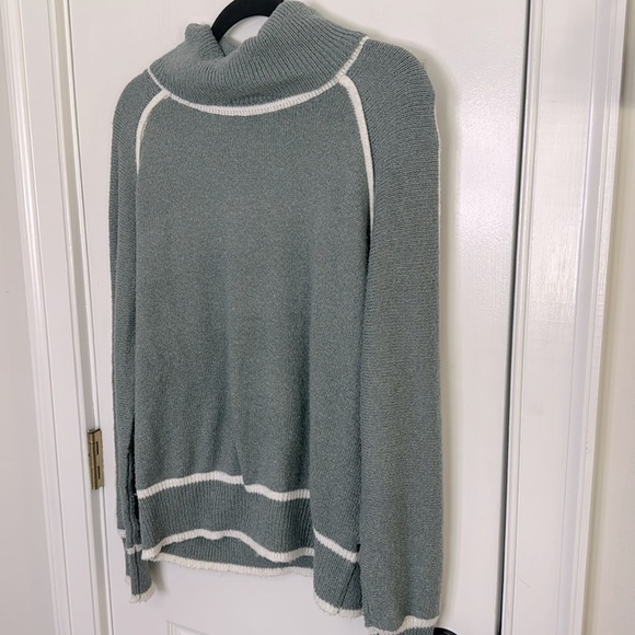 Chic Green Sweater with White Accents - Picture 4 of 6